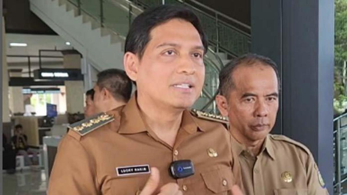 LUCKY HAKIM VIRAL- Tangkapan layar momen Bupati Indramayu Lucky Hakim buka suara soal aksinya liburan ke Jepang tanpa izin Mendagri dan Gubernur Jawa Barat viral. Lucky mengaku pasrah jika diberhentikan sementara dari jabatan. Lucky pun mengurai alasannya nekat liburan tanpa izin ke Dedi Mulyadi.