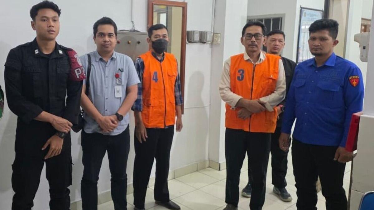 KASUS KORUPSI - Lurah dan carik (baju orange) ditahan Kejaksaan Negeri Gunungkidul