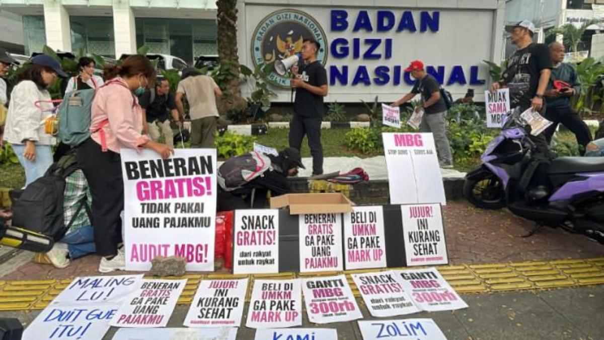 DEMO KANTOR BGN - Sejumlah elemen yang tergabung dalam MBG Watch menggeruduk kantor BGN di Kebon Sirih, Jakarta Pusat untuk berdemo terkait sengkarut kasus di BGN pada Jumat (10/6/2026). (Tribunnews.com)