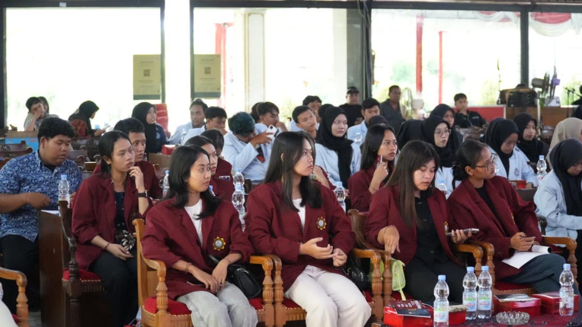 EDUKASI HIV/AIDS KLATEN - Mahasiswa perwakilan dari lima universitas di Kabupaten Klaten, Jumat (3/10/2025) di Pendopo Pemkab Klaten ikuti sosialisasi pencegahan HIV/AIDS dan perilaku LGBT.