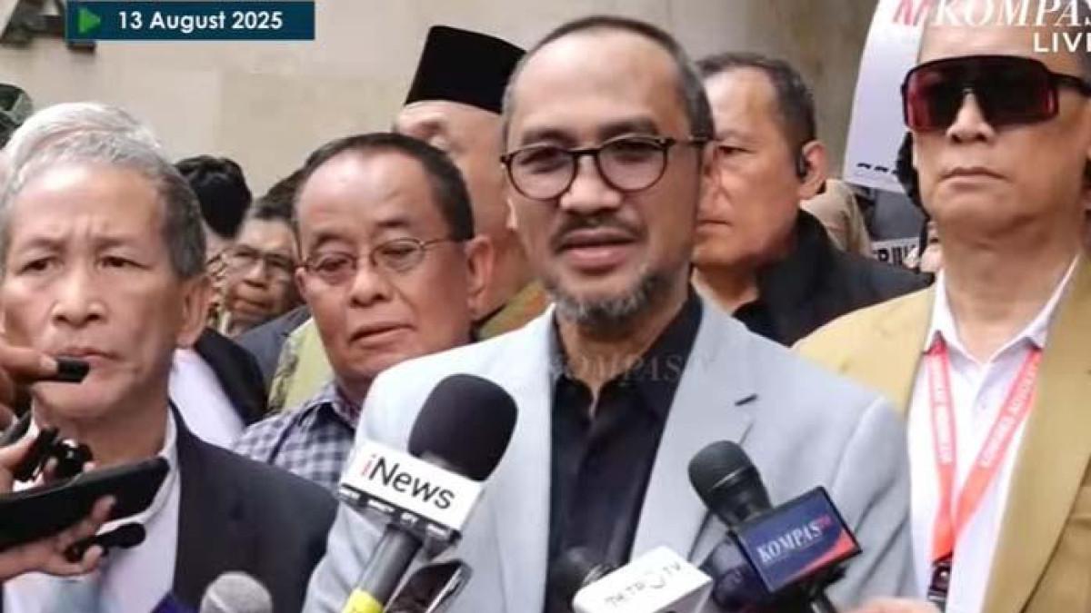 MELAWAN - Mantan Ketua KPK Abraham Samad mendatangi panggilan penyidik Polda Metro Jaya sebagai saksi kasus tudingan ijazah palsu Jokowi. Abraham siap melawan jika ditetapkan tersangka