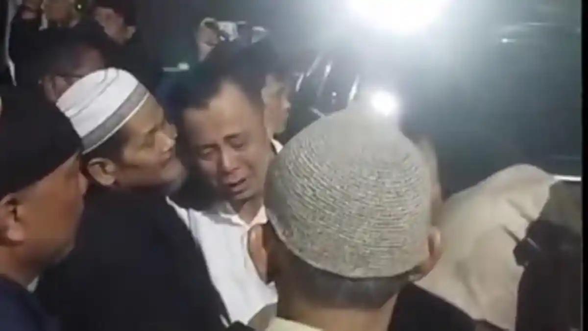 SOSOK POLITISI - Mantan Sekretaris DPC PPP Kota Cilegon, Maman Suherman, terisak menangis setelah mengetahui putra bungsunya yang masih duduk di bangku SD itu tewas.