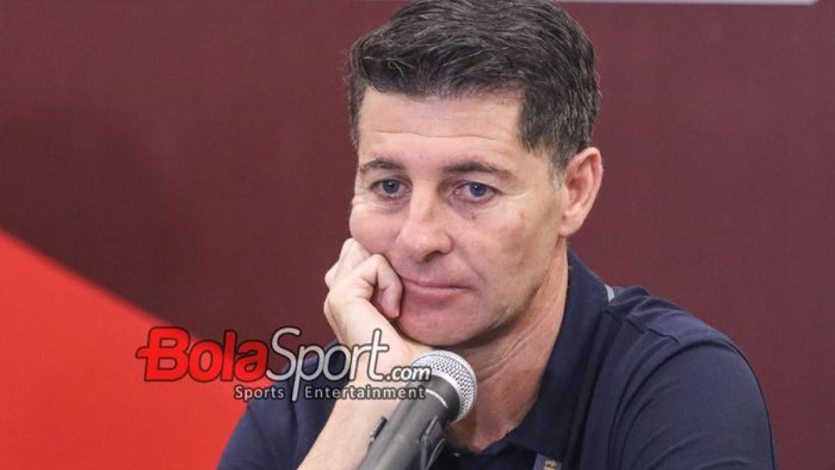 SOSOK JESUS CASAS - Mantan pelatih timnas Irak, Jesus Casas, sedang memberikan keterangan kepada awak media di Hotel Sultan, Senayan, Jakarta, Rabu (5/6/2024).