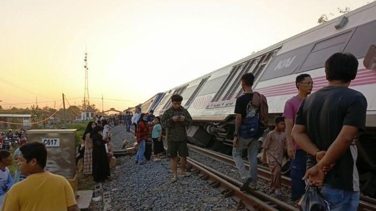 MELIHAT KERETA - Masyarakat melihat dari dekat KA Argo Bromo Anggrek yang anjlok di sekitaran Stasiun Pagaden Baru, Subang, Jawa Barat, Jumat (1/8/2025). Berikut daftar kecelakaan yang melibatkan kereta api di tahun 2025.