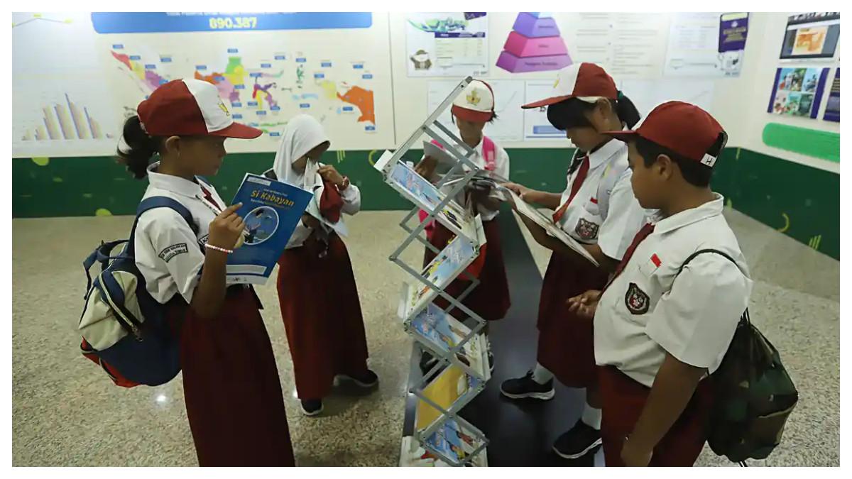 SOAL PAS - Siswa Sekolah Dasar (SD) melihat buku bacaan saat pameran bulan Bahasa di Gedung Mendikdasmen, Jakarta, Senin (28/10/2024). Simak kumpulan contoh soal PAS/SAS/UAS Matematika kelas 4 semester 1 Kurikulum Merdeka lengkap dengan kunci jawabannya.