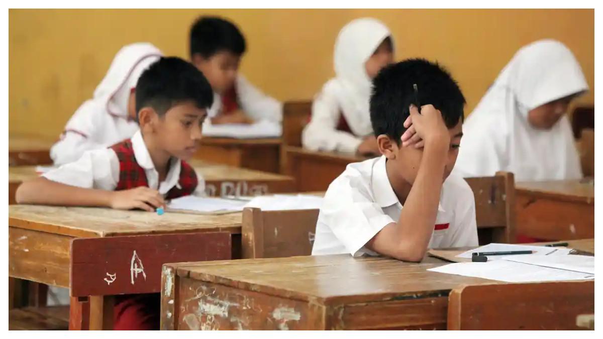 SOAL PAS - Siswa mengerjakan soal mata pelajaran Matematika di SD Negeri Rancamanyar III, Jalan Cilebak, Desa Rancamanyar, Kecamatan Baleendah, Kabupaten Bandung, Senin (15/5/2017). Soal PAS Matematika Kelas 5 Semester 1 Kurikulum Merdeka dan kunci jawaban bahan latihan belajar siswa menghadapi tes SAS atau UAS tahun 2025.