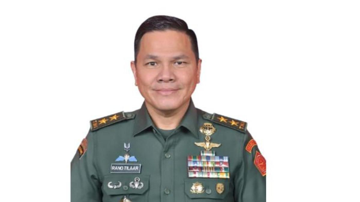 MAYJEN RANO TILAAR - Mayor Jenderal (Mayor) TNI Rano Maxim Adolf Tilaar menjadi satu dari 42 nama pejabat tinggi (pati) TNI yang mendapat rotasi atau mutasi per 31 Juli 2025. Panglima TNI Jenderal Agus Subiyanto melakukan mutasi dan rotasi dalam Keputusan Panglima Tentara Nasional Indonesia (TNI) Nomor Kep/1001/VII/2025 tentang Pemberhentian dari dan Pengangkatan Dalam Jabatan di Lingkungan Tentara Nasional Indonesia.