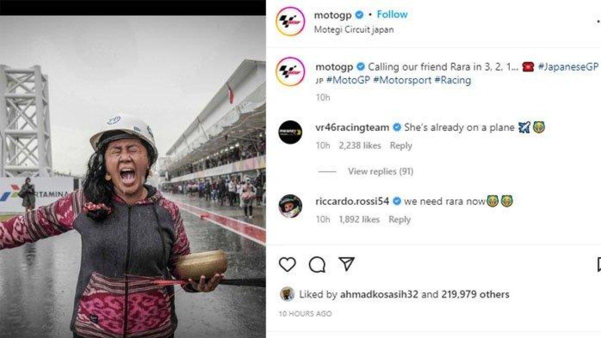 Mbak Rara saat beraksi sebagai pawang hujan di Sirkuit Mandalika