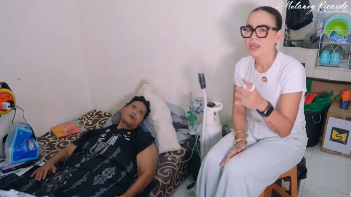 KONDISI FAHMI BO - Melaney Ricardo akhirnya menepati janjinya untuk membantu bayar sewa kontrakan Fahmi Bo. Ia cukup prihatin melihat kondisi sang artis.