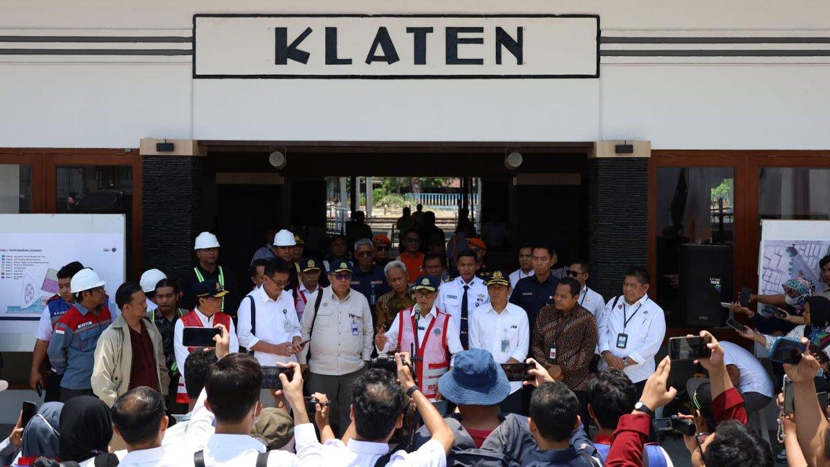Menhub Budi Karya Sumadi saat tinjau Stasiun Klaten, didampingi Sekda Klaten Jajang Prihono.