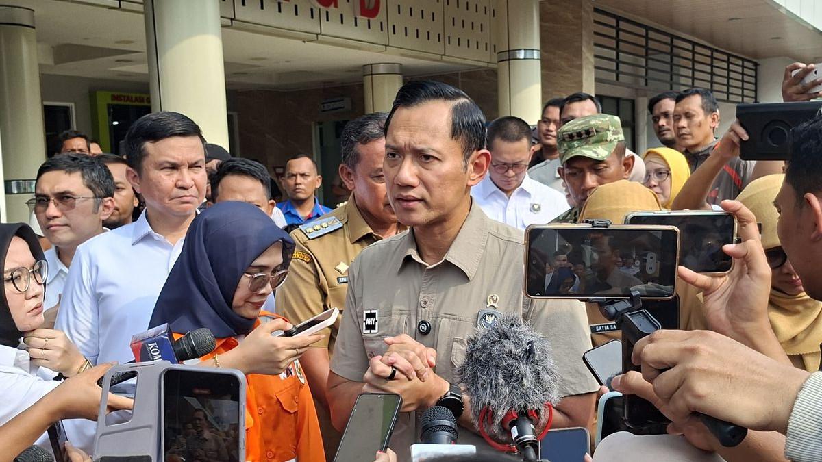 MENKO AHY - Menteri Koordinator (Menko) Bidang Infrastruktur dan Pembangunan Kewilayahan, Agus Harimurti Yudhoyono (AHY) saat memberikan keterangan usai menjenguk korban kecelakaan KA Argo Bromo Anggrek dengan KRL Commuter Line di RSUD dr. Chasbullah Abdulmadjid Kota Bekasi, Selasa (28/4/2026)