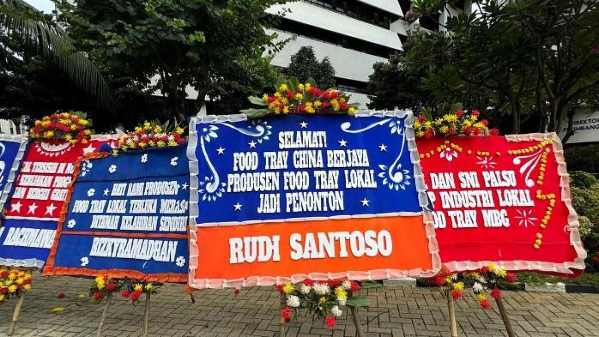 KARANGAN BUNGA - Menteri Keuangan (Menkeu) Purbaya Yudhi Sadewa mendapatkan kiriman karangan bunga dari para produsen lokal dan industri food tray atau peralatan makan pada hari ini, Rabu (12/11/2025).