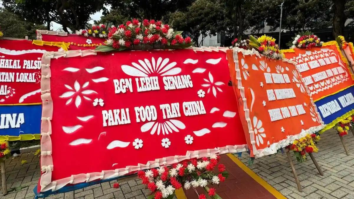 KIRIMAN BUNGA - Menteri Keuangan Purbaya Yudhi Sadewa mendapatkan kiriman karangan bunga dari para produsen lokal dan industri food tray atau peralatan makan.