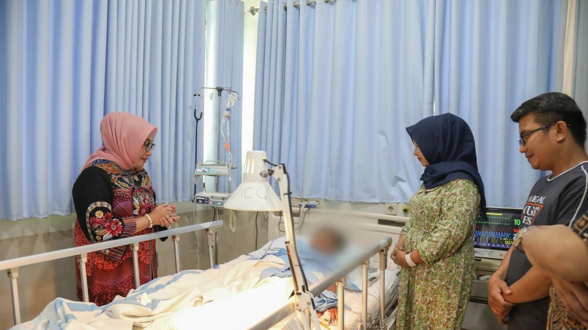 MENTERI PPPA - Menteri Pemberdayaan Perempuan dan Perlindungan Anak (PPPA), Arifah Fauzi menjenguk korban tragedi ambruknya musala Pondok Pesantren (Ponpes) Al Khoziny Sidoarjo, Jawa Timur, Jumat (3/10/2025).