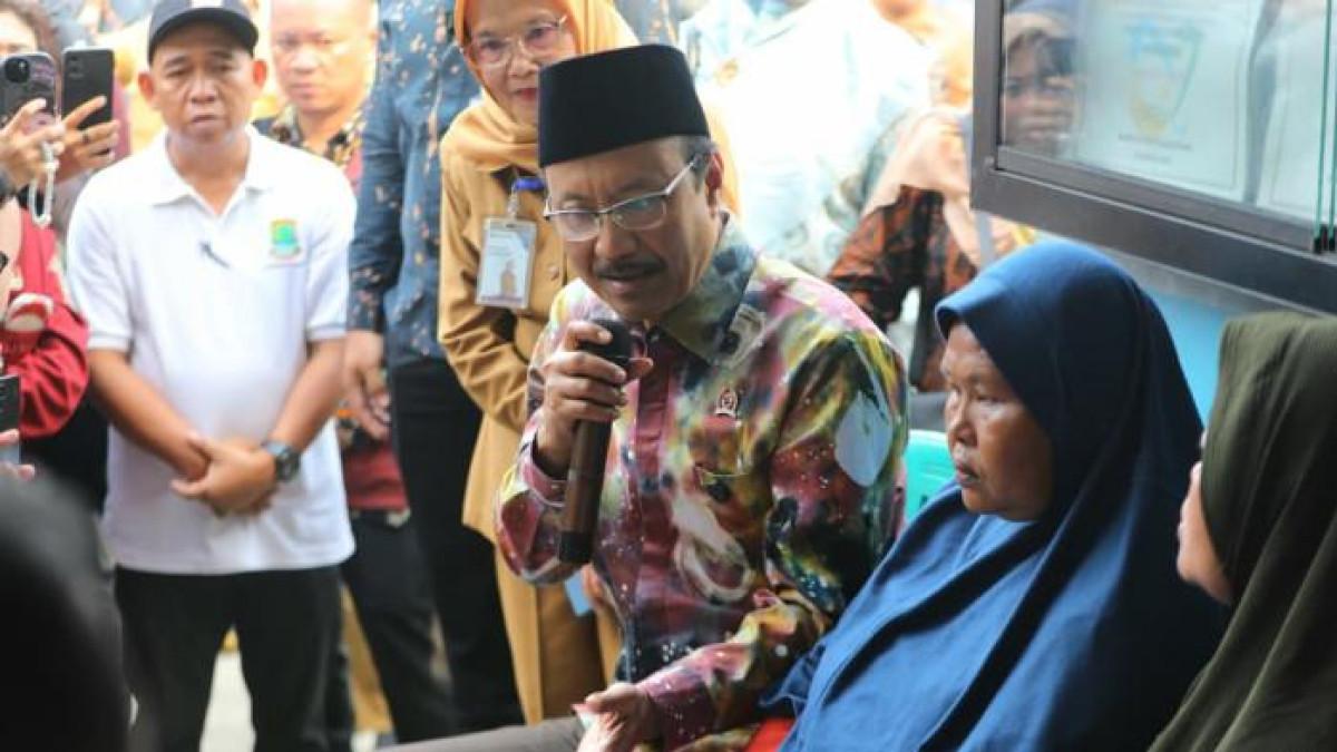 BLTS TEPAT SASARAN - Menteri Sosial (Mensos) Saifullah Yusuf (Gus Ipul) saat mengunjungi Pusat Kesejahteraan Sosial (Puskesos) Margakaya Istimewa di Desa Margakaya, Kecamatan Telukjambe Barat, Kabupaten Karawang, Jawa Barat, Selasa (21/10/2025). Kunjungannya kali ini memastikan BLTS tersalurkan secara akurat dan sesuai data penerima. BLT Rp900 ribu mulai cair minggu depan lewat PT Pos. Namun, belum ada tanggal pasti pencairan. Simak penjelasan lengkapnya.