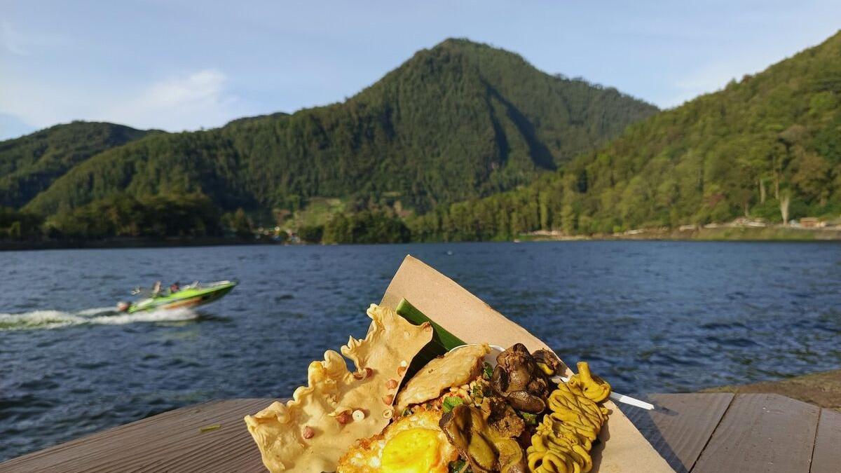 Menu pecel sarangan menjadi menu favorit wisatawan yang berkunjung ke Telaga Sarangan