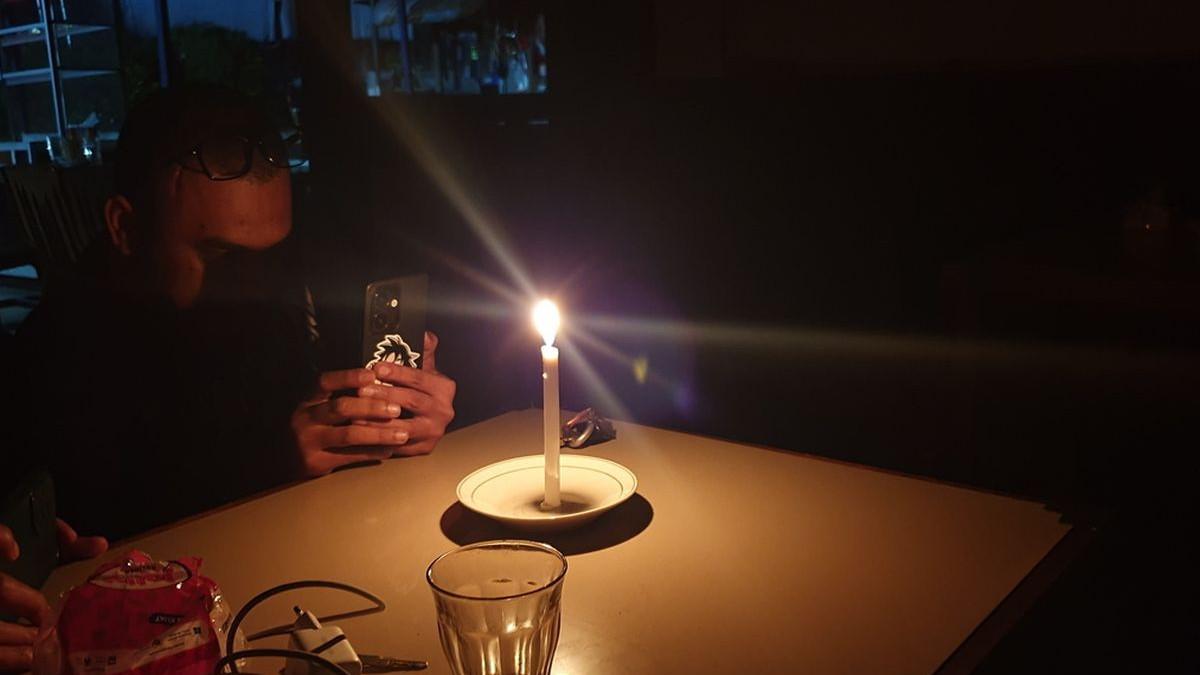 BLACKOUT PLN - Menurut pihak PLN, pemadaman listrik terjadi secara tiba-tiba (Blackout), di seluruh wilayah di Sumbagut (Sumatera Bagian Utara. Dan belum dapat dipastikan kapan akan kembali menyala secara normal.
