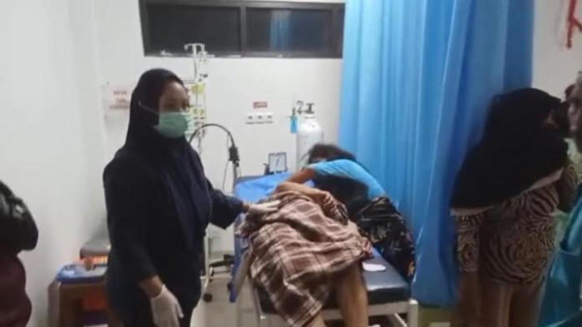 TEWAS DITIKAM - Mertua dan menantu tewas usai ditikam tetangganya. Peristiwa ini terjadi di Lingkungan Pekanglabbu, Kelurahan Tetebatu, Kecamatan Pallangga, Kabupaten Gowa, Minggu (2/11/2025) sekira pukul 22 35 Wita. Korban terlihat saat dibawa ke rumah sakit.