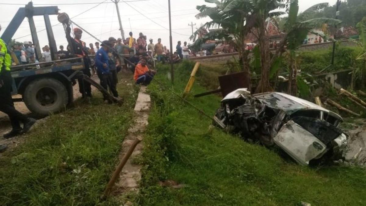 KECELAKAAN MINIBUS - Minibus pengantar jemaah haji dihantam Kereta Api di rel pelintasan tanpa palang pintu, Desa Tuko, Kecamatan Pulokulon, Kabupaten Grobogan, Jawa Tengah, Jumat (1/5/2026) dinihari sekitar pukul 02.52.