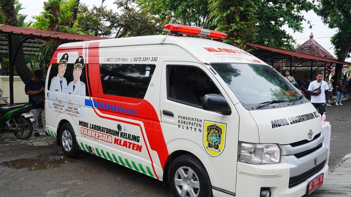 HARI KESEHATAN NASIONAL - Mobil Laboratorium Keliling untuk Masyarakat (MLAKU MAS) yang diluncurkan saat rangkaian Lomba Jalan Sehat HKN ke-61 di Klaten, pada Minggu (2/11/2025).