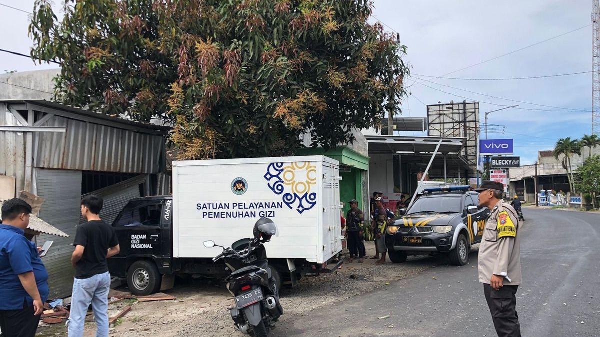 KABAR MBG - Mobil MBG di Kecamatan Donomulyo, Kabupaten Malang mengalami kecelakaan hingga menabrak rumah warga, Senin (27/4/2026).