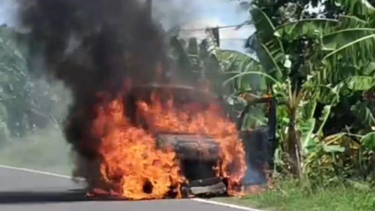 MOBIL TERBAKAR - Mobil pengantar uang ATM terbakar, uang tunai miliaran rupiah ludes terbakar Polewali Mandar.