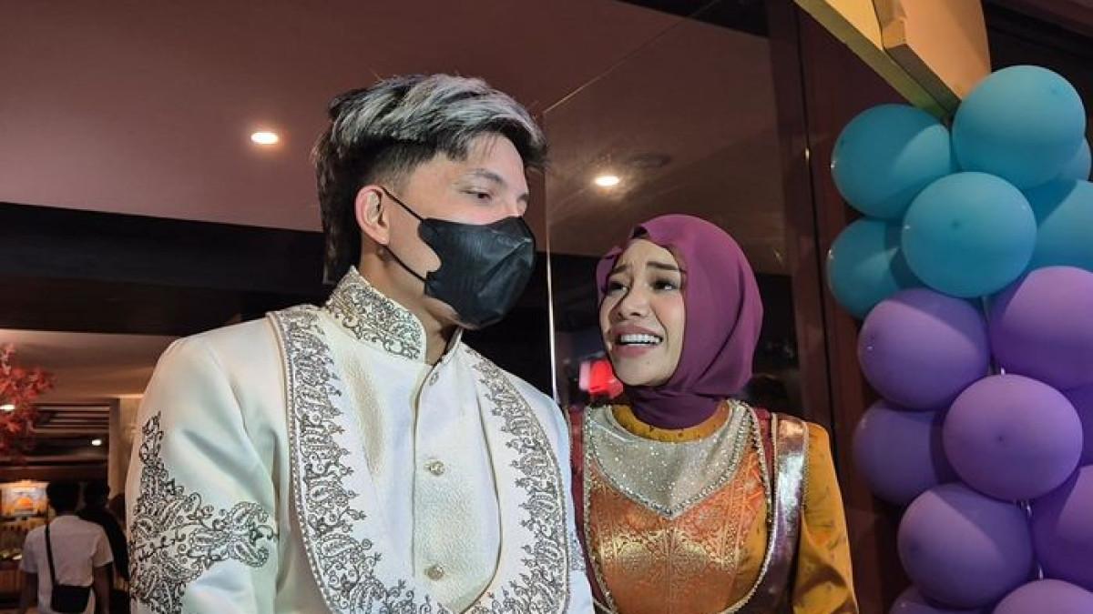 Momen Atta Halilintar dan Aurel Hermansyah berada di kawasan Kemang, Jakarta Selatan, Minggu (22/2/2026).