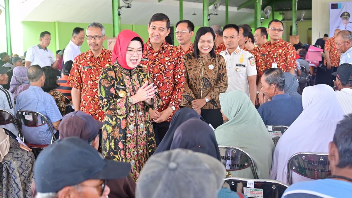 BANTUAN PEMKAB SUKOHARJO - Momen Bupati Sukoharjo, Etik Suryani dengan para buruh tani tembakau dan buruh pabrik rokok di Gedung Satria Wijaya Blimbing, Kecamatan Gatak, pada Jumat (7/11/2025).
