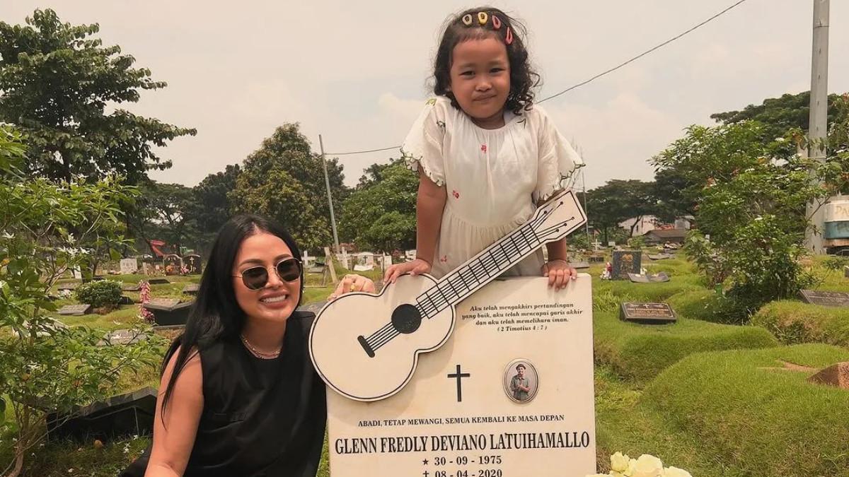 SOSOK ARTIS - Momen Gewa berpose bersama makam mendiang Glenn Fredly. Foto diunduh dari Instagram.
