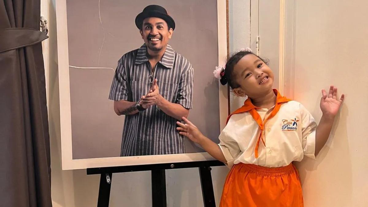 SOSOK ARTIS - Momen Gewa berpose dengan potret mendiang Glenn Fredly. Foto diunduh dari Instagram.