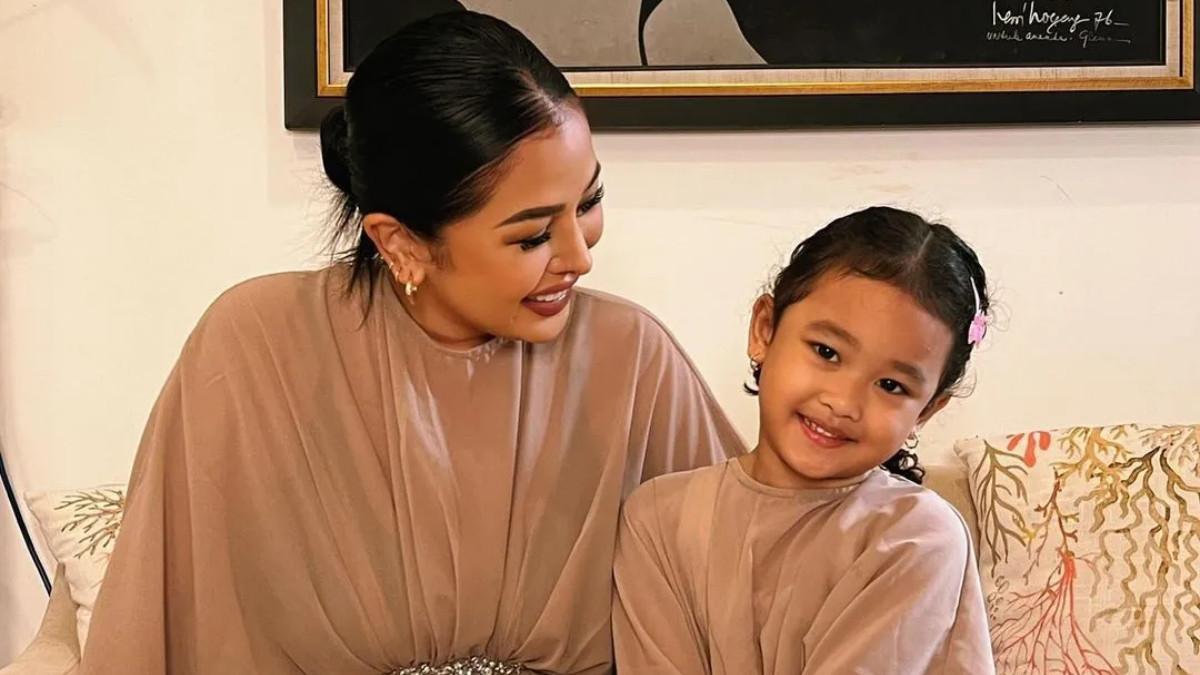 SOSOK ARTIS - Momen Gewa luwes berpose dengan Mutia Ayu istri mendiang Glenn Fredly. Foto diunduh dari Instagram.