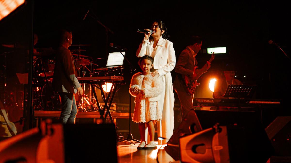 SOSOK ARTIS - Momen Gewa saat tampil depan publik bersama Mutia Ayu. Foto diunduh dari Instagram.