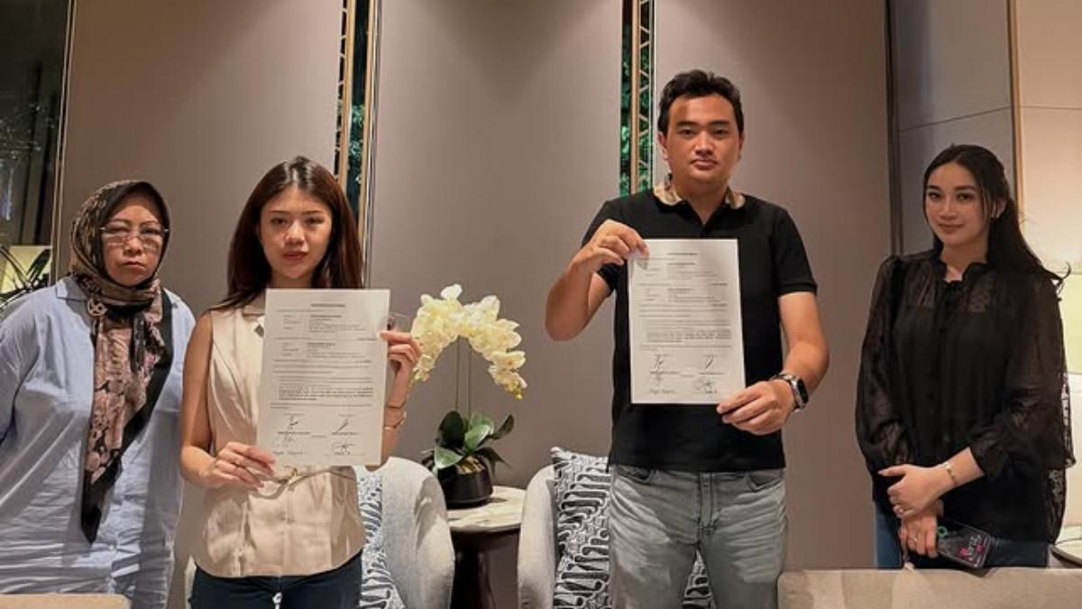 PERSELINGKUHAN - Momen Nonik Ayu berdamai dengan Jessica Jennaira. Kedua belah pihak sepakat akhiri kasus perselingkuhan yang melibatkan mereka.