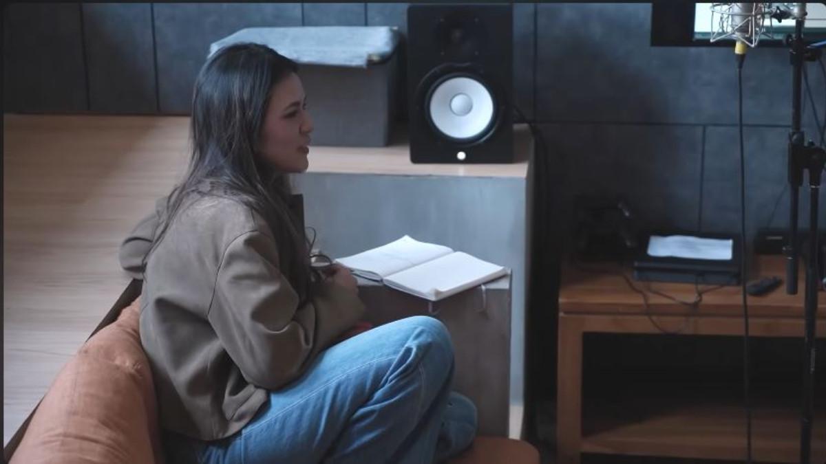 RAISA MENULIS LAGU - Momen Raisa menulis lagu baru berjudul 'Bila', ucap sedih saat take rekaman