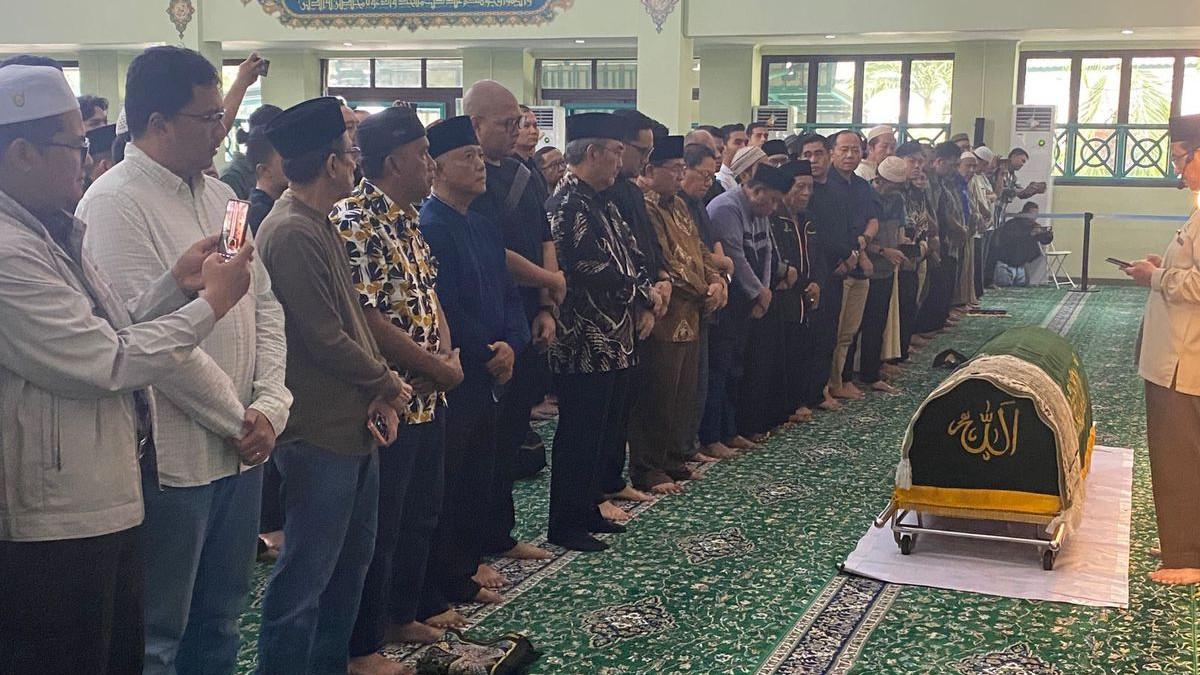 ANTASARI AZHAR MENINGGAL - Jenazah mantan Ketua KPK Antasari Azhar dishalatkan di Masjid Asy-Syarif BSD, Serpong, Tangerang Selatan, pada Sabtu (8/11/2025).