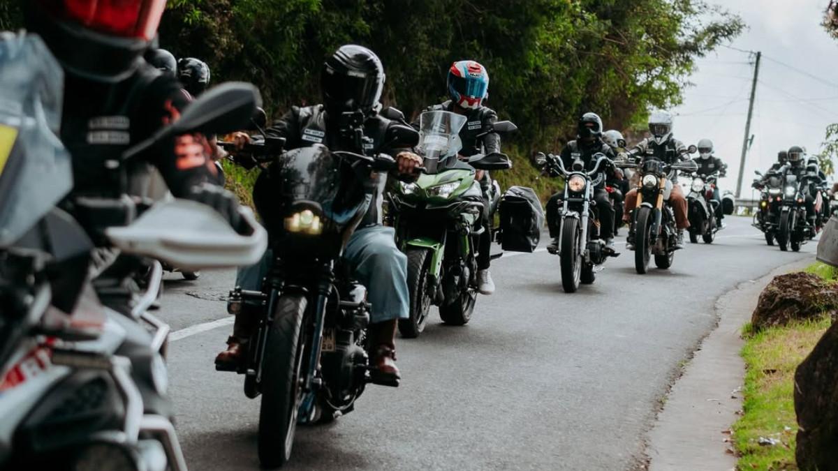 THE PREDIKSI - Momen para anggota The Prediksi saat menjalani touring rute Semarang-Dieng-Yogya.