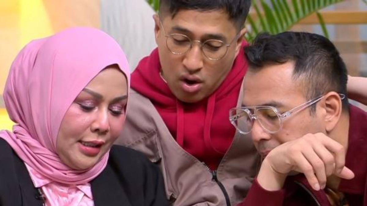KABAR VIRAL - Momen saat Mak Vera perlihatkan foto Olga Syahputra sebelum meninggal ke Raffi Ahmad dan Irfan Hakim.