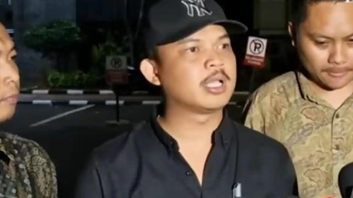LAPORKAN KOMIKA PANDJI - Rizki Abdul Rahman Wahid, Presedium Angkatan Muda NU melaporkan Komika Pandji Pragiwaksono atas tuduhan fitnah dan pencemaran nama baik terkait materi Stand Up Mens Rea.