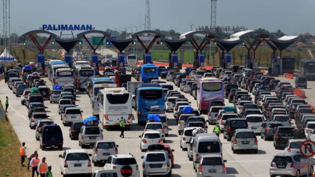 MUDIK LEBARAN 2026 - Antrean kendaraan pemudik terjadi di gerbang pintu keluar Tol Palimanan, Cirebon, Jawa Barat, Selasa (14/7/2015)