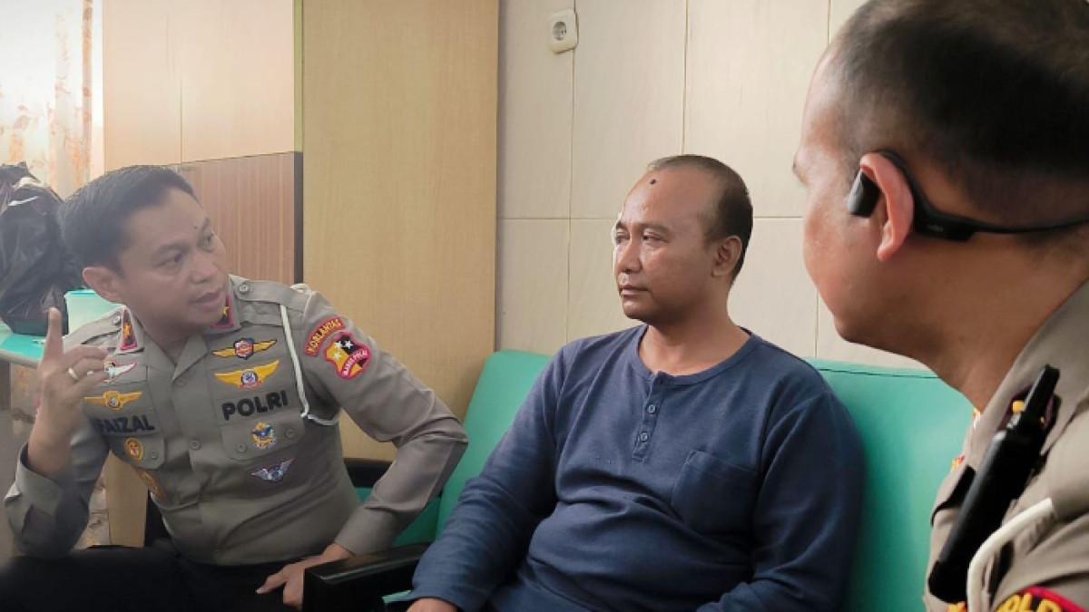 KORBAN SELAMAT - Muhammad Zainuri (46), penumpang bus yang selamat memberikan keterangan kepada Korlantas Polri di RSBS Jember, Senin (15/9/2025).