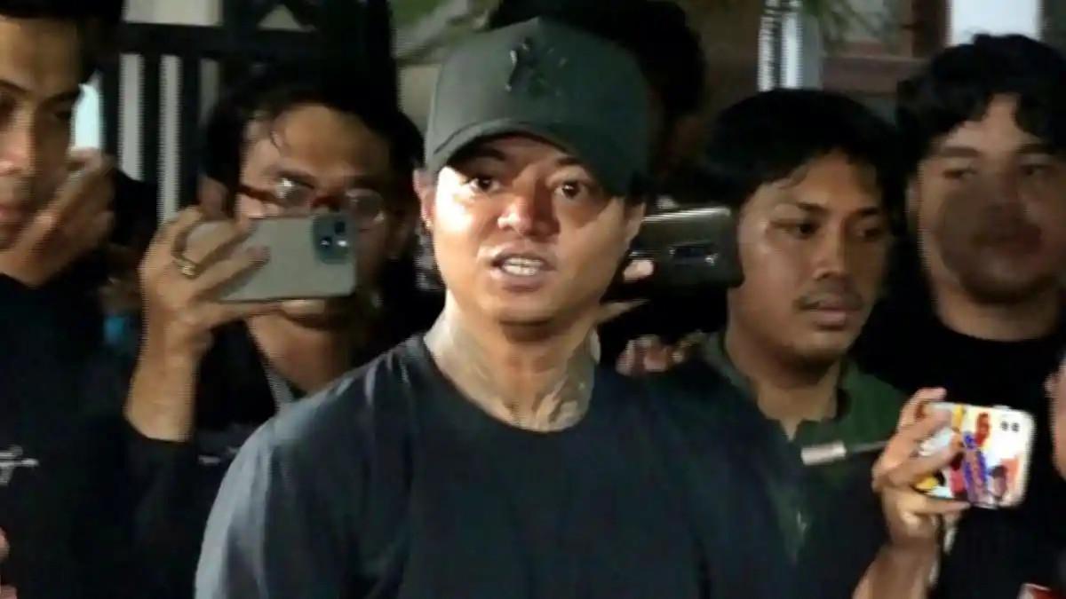 MANGKIR PEMERIKSAAN POLISI - Musisi Reza Arap yang mangkir pemeriksaan polisi terkait meninggalnya Lula Lahfah, justru terlihat di pengajian tiga hari meninggal kekasihnya itu di Buaran, Jakarta Timur, Senin (26/1/2026) malam.