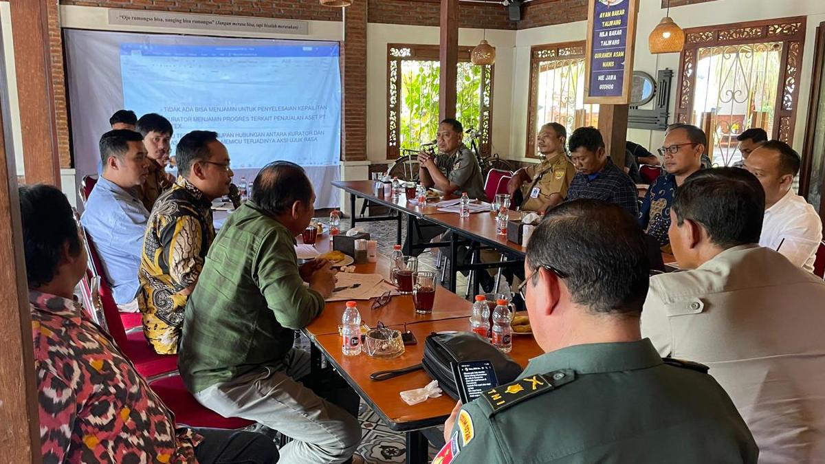 NASIB PEGAWAI SRITEX - Dinas Ketenagakerjaan (Disnaker) Kabupaten Sukoharjo memfasilitasi pertemuan antara perwakilan eks karyawan dengan tim kurator kepailitan PT Sritex, yang digelar di Sukoharjo.