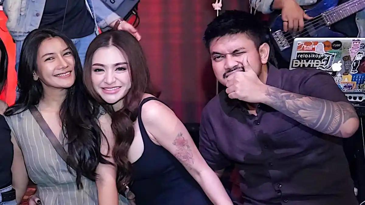 KEKASIH BARU - Nathalie Holscher bersama kekasih barunya, Aripat (kanan). Publik mempertanyakan identitas Arifat yang belum banyak terungkap di publik