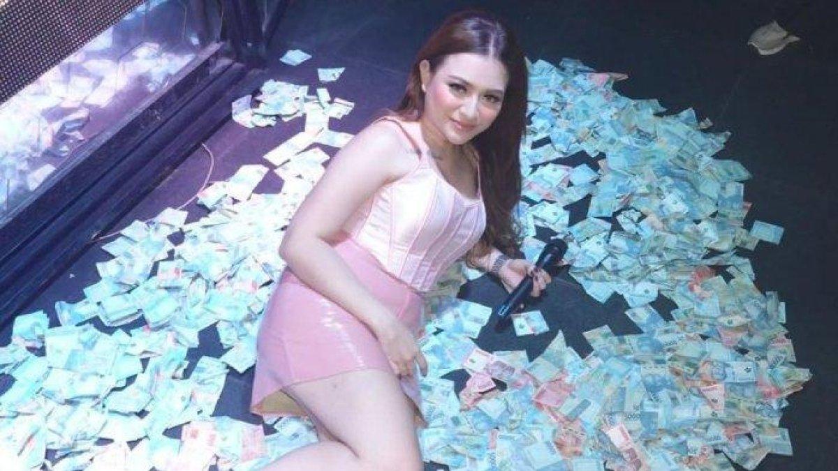 KABAR NATHALIE HOLSCHER - Potret Nathalie Holscher disadur dari Tribun-Timur.com pada Selasa (15/4/2025). Nathalie Holscher kerap panen saweran saat tampil sebagai DJ.