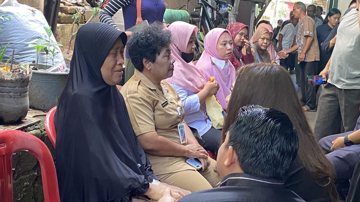 MOMEN HARU - Nenek Alvaro Kiano Nugroho, Sayem (53), di rumah duka setelah menerima kabar penemuan Alvaro berupa kerangka, Senin (24/11/2025).