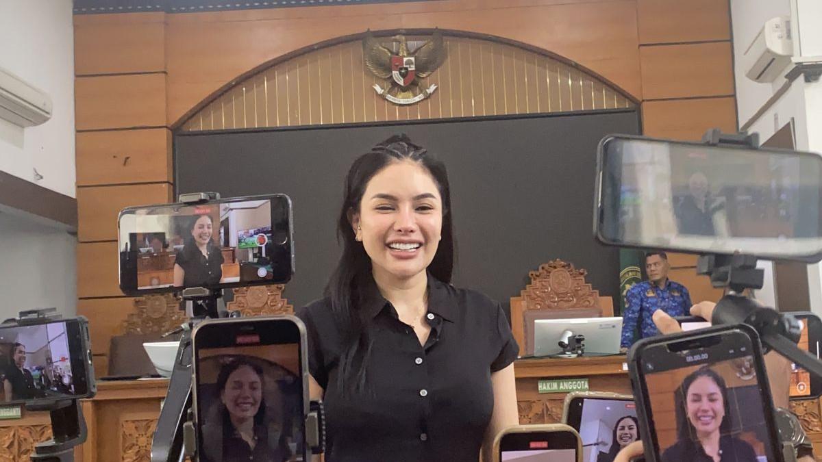 SOSOK SELEB - Nikita Mirzani dalam sidang putusan kasus pemerasan dan TPPU di PN Jakarta Selatan, Selasa (28/10/2025).