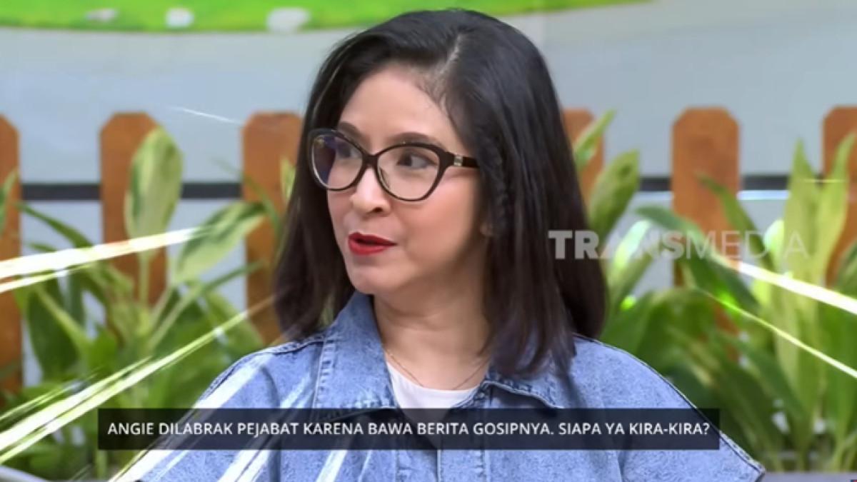 SOSOK NOVITA ANGIE - Novita Angie pernah dilabrak artis hingga pejabat saat masih menjadi host acara gosip. Ia mengaku kala itu langsung lemas.