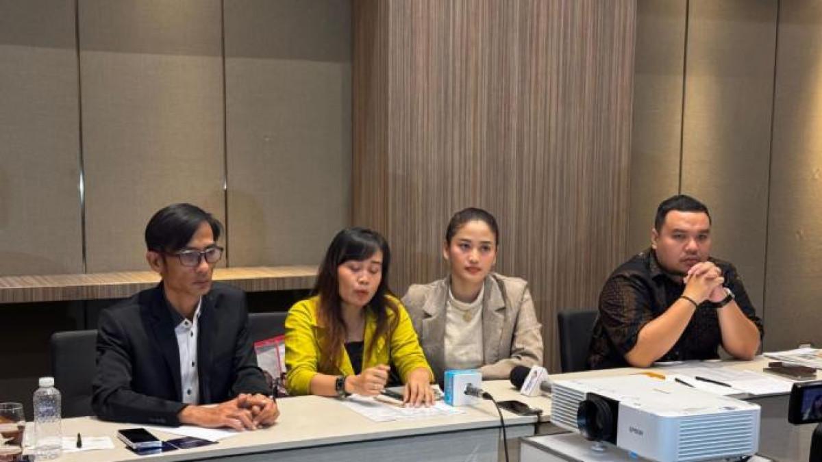 ALIFF ALLI DIPOLISIKAN - Nuning Irpana melaporkan sang suami, Aliff Alli di Polda Metro Jaya, atas dugaan menikah lagi tanpa izin, Senin (10/11/2025). Nuning mengaku dinikahi Aliff pada 2011. Ia melaporkan Aliff karena menikahi wanita lain tanpa seiizinnya sebagai istri sah