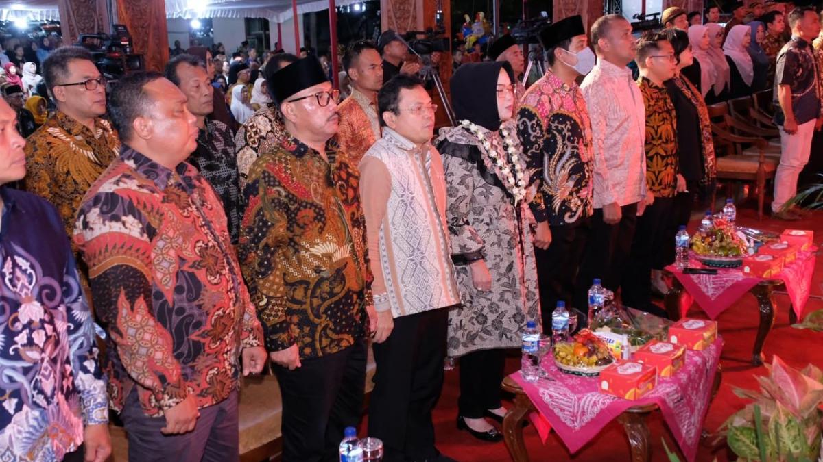 AGENDA DPRD SUKOHARJO - Ketua DPRD Sukoharjo, Nurjayanto saat mendampingi Bupati Sukoharjo menerima penghargaan MURI di Taman Budaya Suryani pada Kamis (27/11/2025).