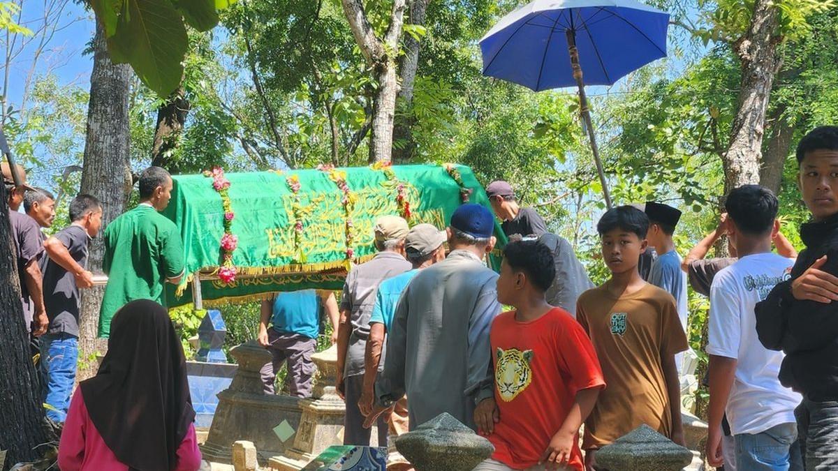 SOSOK KORBAN BULLY - Orangtua Angga, Sawendra (38) dan Ike Purwitasari (34) mengantar jenazah anak sulungnya itu ke peristirahatan terakhir di Pemakaman Umum, Dusun Muneng, Desa Ledokdawan, Kecamatan Geyer, Kabupaten Grobogan, Jawa Tengah, Minggu (12/10/2025) pagi.